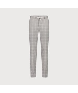 
De Comfort Travel Chino is de ultieme keuze voor de moderne man die waarde hecht aan zowel stijl als comfort. Met een comfort fit pasvorm, vervaardigd uit hoogwaardige Jersey kwaliteit, biedt deze chino ongeëvenaard draagplezier. Dankzij de 24/7 stretch technologie beweegt de broek moeiteloos met je mee, waardoor hij perfect is voor zowel zakelijke als casual gelegenheden. Het subtiele ruitdessin voegt een klassieke touch toe, terwijl de broek ontworpen is met het oog op reizen, waardoor hij ideaal is voor de man die vaak onderweg is. Ultiem comfort en stijl gaan hand in hand met de Comfort Travel Chino.