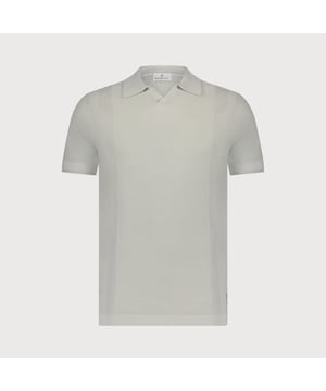 
Deze verfijnde polo is ontworpen met een subtiel gebreid patroon en een klassieke V-hals, wat zorgt voor een stijlvolle en luxe uitstraling. Dankzij de zachte en ademende stof biedt deze polo optimaal draagcomfort, ideaal voor smart casual gelegenheden. 
<ul>
	<li>Gemaakt van een zachte en ademende stof </li>
	<li>Klassieke V-hals voor een elegante look </li>
	<li>Subtiele gebreide details langs de voorzijde </li>
	<li>Perfect te combineren met chino’s, jeans of een colbert </li>
	<li>Geschikt voor zowel zakelijke als casual gelegenheden</li>
</ul>