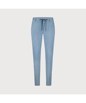
Blijf altijd voorop lopen met deze stijlvolle comfort chino, ontworpen voor een moeiteloze pasvorm en ultiem draagcomfort. Het aansnoerkoord zorgt voor een persoonlijke fit, terwijl de hoogwaardige, ademende stof maximale bewegingsvrijheid biedt.
<ul>
	<li>Comfort chino met aansnoerkoord</li>
	<li>Hoogwaardige, ademende stof voor maximaal draagcomfort</li>
	<li>Ideaal te combineren met een overhemd, colbert, polo of trui </li>
	<li>Geschikt voor zowel werk als vrije tijd</li>
</ul>
