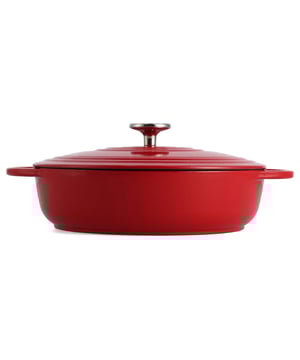 
<h2>BK Bourgogne Gietijzeren Stoofpan Laag Chili Red 28 cm</h2>
<ul>
<li>Geschikt voor alle warmtebronnen</li>
<li>Materiaal binnenlaag: Emaillen</li>
<li>PFAS-vrij</li>
<li>Ovengeschikt Tot 230°C</li>
<li>Inhoud 4 liter</li>
<li>Bodemdiameter 23.6cm</li>
</ul>
<p><strong>Uitgebreide omschrijving</strong></p>
<p class="" data-start="0" data-end="724">De BK Bourgogne Gietijzeren Stoofpan Laag in de kleur Chili Red is een echte blikvanger in je keuken. Maar deze pan is niet alleen mooi, hij is ook enorm functioneel. Met een diameter van 28 cm en een inhoud van 4 liter is hij perfect voor het bereiden van stoofgerechten, soepen of zelfs eenpansmaaltijden. Dankzij het stevige gietijzer houdt de pan de warmte goed vast en wordt die gelijkmatig verdeeld. Zo wordt je gerecht heerlijk mals en smaakvol. De bodemdiameter van 23,6 cm zorgt ervoor dat de pan stevig op het fornuis staat. Deze stoofpan is geschikt voor alle warmtebronnen, inclusief inductie, én kan in de oven tot maar liefst 230°C.</p>
<p class="" data-start="726" data-end="1319">De binnenkant van de pan is voorzien van een sterke emaillen laag. Dit maakt de pan makkelijk schoon te maken en zorgt ervoor dat smaken niet in het materiaal trekken. De pan is daarnaast volledig PFAS-vrij, dus je kookt gezonder en milieubewuster. Of je nu een stoofpot maakt voor een etentje of een flinke pan soep voor het hele gezin – met deze stoofpan zit je altijd goed. En dankzij de opvallende rode kleur zet je de pan gerust direct op tafel. Zo serveer je je gerechten met stijl én gemak. Een duurzame en betrouwbare pan die jarenlang meegaat en bijdraagt aan de lekkerste maaltijden.</p>
<p><