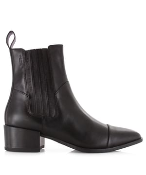 
<p>De Marja van Vagabond Shoemakers is een zwart western enkellaarsje. Deze Vagabond Shoemakers laars is gemaakt van leer en bevat elastische zijpanelen met vouwtjes. Voorzien van een lusje op de hiel, een puntige neus en decoratieve naden.</p>
<p>Pasvorm (gebaseerd op maat 37)</p>
<p>Precies op maat</p>
<p>Schachthoogte: 15,5 cm<br />
Schachtomtrek: 22,5 cm<br />
Hakhoogte: 4,7 cm</p>
<p><strong>Eigenschappen:</strong></p>
<ul classs="wmd-bullets">
<li><span>SKU:</span> 1350-02-13821</li>
<li><span>Merk:</span> Vagabond</li>
<li><span>Hoofdkleur:</span> Zwart</li>
<li><span>Materiaal:</span> Leer</li>
<li><span>Binnenvoering:</span> Leer</li>
<li><span>Breedte:</span> Normaal</li>
<li><span>Uitneembare zool:</span> Nee</li>
</ul>
<p>Amigo is officieel verkooppunt voor producten van Vagabond en helpt je graag verder. Indien je je Vagabond Marja bestelt voor 16:00, dan wordt je bestelling, indien op voorraad, nog op dezelfde dag verzonden!</p>