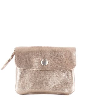 
<p>Bronsgekleurde dames portemonnee van Amigo. Dit kleine tasje is volledig gemaakt van leer. Je sluit de portemonnee door middel van een klepsluiting met daaronder een drukknoop. Binnenin bevindt zich een ritsvak en een ander vakje. Dit metallic Amigo tasje geeft een unieke uitstraling dankzij het glimmende leer en is geschikt voor iedere gelegenheid.</p>
<p>Hoogte: 10 cm<br />
Lengte: 12 cm<br />
Breedte: 4 cm</p>
<p><strong>Eigenschappen:</strong></p>
<ul classs="wmd-bullets">
<li><span>SKU:</span> 16363-18-13489</li>
<li><span>MPN:</span> 110130 Bronze</li>
<li><span>Merk:</span> Amigo</li>
<li><span>Hoofdkleur:</span> Brons</li>
<li><span>Materiaal:</span> Leer</li>
<li><span>Binnenvoering:</span> Leer</li>
<li><span>Breedte:</span> Normaal</li>
<li><span>Uitneembare zool:</span> Nee</li>
</ul>
<p>Amigo is officieel verkooppunt voor producten van <a href="https://www.amigo.nl/merken/amigo/">Amigo</a> en helpt je graag verder. Indien je je Amigo Wallet Metallic bestelt voor 16:00,