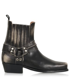 
<p>De DWRS label HOOK Lavado Black Beige is de perfecte damesboot voor wie op zoek is naar een combinatie van stijl en comfort. Deze enkellaarsjes zijn gemaakt van hoogwaardig leer en stralen kwaliteit en duurzaamheid uit. Het zwart met subtiele beige details zorgt voor een tijdloze en veelzijdige look die bij elke outfit past.</p>
<p>Of je nu kiest voor een casual of een meer formele stijl, deze DWRS boots maken je outfit compleet. De lage hak biedt net genoeg lift zonder in te leveren op comfort, ideaal voor een lange dag onderweg of een avondje uit. </p>
<p>Met hun trendy ontwerp zijn deze enkellaarsjes een musthave voor elke garderobe. Het beige accent geeft de laars een unieke twist, waardoor je altijd stijlvol voor de dag komt. </p>
<p>Ben je op zoek naar comfortabele, modieuze dames boots? Dan zijn de HOOK Lavado enkellaarsjes van DWRS Label de perfecte keuze!</p>
<p><strong>Eigenschappen:</strong></p>
<ul classs="wmd-bullets">
<li><span>SKU:</span> 1340-02-14338</li>
<li><span>