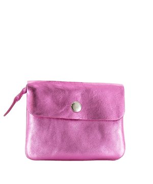 
<p>Roze dames portemonnee van Amigo. Dit kleine tasje is volledig gemaakt van leer. Je sluit de portemonnee door middel van een klepsluiting met daaronder een drukknoop. Binnenin bevindt zich een ritsvak en een ander vakje. Dit metallic Amigo tasje geeft een unieke uitstraling dankzij het glimmende leer en is geschikt voor iedere gelegenheid.</p>
<p>Hoogte: 10 cm<br />
Lengte: 12 cm<br />
Breedte: 4 cm</p>
<p><strong>Eigenschappen:</strong></p>
<ul classs="wmd-bullets">
<li><span>SKU:</span> 16363-14-13491</li>
<li><span>MPN:</span> 110130</li>
<li><span>Merk:</span> Amigo</li>
<li><span>Hoofdkleur:</span> Roze</li>
<li><span>Materiaal:</span> Leer</li>
<li><span>Binnenvoering:</span> Leer</li>
<li><span>Breedte:</span> Normaal</li>
<li><span>Uitneembare zool:</span> Nee</li>
</ul>
<p>Amigo is officieel verkooppunt voor producten van <a href="https://www.amigo.nl/merken/amigo/">Amigo</a> en helpt je graag verder. Indien je je Amigo Wallet Metallic bestelt voor 16:00, dan wordt je beste