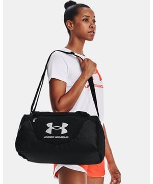 Soms is het tijd om jezelf even te verwennen. Met deze topper van Under Armour lukt dat zeker. Tijdloos en elegant en een hotitem uit de nieuwste collectie van Under Armour.
UNDER ARMOUR UNDENIABLE 5.0 ZWARTE SPORTTAS De Under Armour Undeniable-tas wordt steeds beter. Lichtgewicht en gebouwd met ongelooflijk duurzame materialen, dit is je go-to-tas voor dagelijkse prestaties. * UA Storm-technologie zorgt voor een zeer waterafstotende afwerking die bestand is tegen elementen * Stevige, met TPU gecoate en met schuim beklede bodem- en zijpanelen voor extra duurzaamheid en structuur * Groot geventileerd vak voor wasgoed of schoenen & interne steekvakken voor organisatie * Groot voorvak met ritssluiting en bevestigingspunten van molle-webbing * Zijvak van mesh * Verstelbare schouderriem