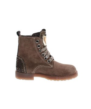 Dit item koop je nu extra voordelig in onze Meisjesschoenen sale outlet waar het altijd Clic! sale is. Jouw Clic! artikelen het hele jaar in de uitverkoop!
De CL-20210 taupe-suede van Clic! is een echte blikvanger. De CL-20210 taupe-suede is uitgevoerd in de kleur Taupe. Bekijk ook onze overige collectie van Clic! onze webshop!