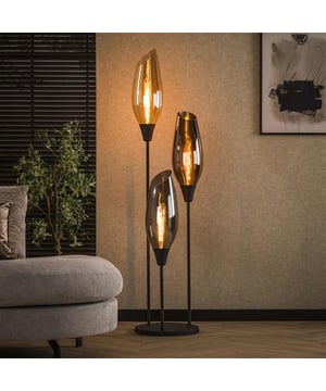 
Deze trendy tafellamp 'avenue' is uitgevoerd in metaal met een zwart nikkel finish. De binnenkant heeft een mooie bewerking wat zorgt voor een mooie en sfeervolle weerkaatsing van het licht. Er wordt aanbevolen LED lichtbron (8467) te gebruiken. Over het merkWij zijn continu bezig met het samenstellen van stoere collecties die naast functioneel ook nog is heel trendy zijn. Veel van ons assortiment is zo ontworpen dat het leuk bij elkaar staat in elke kamer, daarom raden wij zeker aan om even een kijkje te nemen in ons assortiment voor leuke matchende items! - Afmeting: 45x45x178 - Kleur: Zwart - Materiaal: Glas