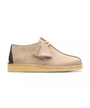 
Desert Trek, voor het eerst geïntroduceerd in de jaren 70, is onze iconische veterschoen Clarks Originals met die direct herkenbare middennaad. Het super-deconstructed sand suède bovenwerk en bijpassende FSC®-gecertificeerde crepe rubberen buitenzolen zijn ontworpen voor een unieke comfortvorm, wat zorgt voor duurzaamheid en een kenmerkende Originals-esthetiek.