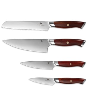 
Ontdek de perfecte balans tussen traditie en innovatie met de SOPHIOR Classic Heritage Messenset. Deze collectie brengt luxe en vakmanschap samen in je keuken.   Complete 4-delige set voor alle culinaire uitdagingen 3-laags stalen lemmeten met 10Cr15CoMoV-kern voor ongeëvenaarde scherpte Elegante rozenhouten handvatten voor comfort en stijl Handgemaakt met zorg voor kwaliteit die generaties meegaat   Stel je voor: je staat in je keuken, klaar om een heerlijke maaltijd te bereiden. In je hand houd je een mes dat niet alleen scherp is, maar ook aanvoelt als een verlengstuk van jezelf. Dat is de ervaring die de SOPHIOR Classic Heritage Messenset je biedt. Elk mes in deze set is een meesterwerk op zich. Van het veelzijdige koksmes tot het precieze schilmes, elk stuk is ontworpen om je culinaire avonturen naar een hoger niveau te tillen. De 3-laags stalen lemmeten, met een kern van hoogwaardig 10Cr15CoMoV-staal, zorgen voor een scherpte die lang aanhoudt en een precisie die je in staat stelt om als een professional te snijden.   De SOPHIOR Classic Heritage Messenset is niet alleen een verzameling keukentools; het is een statement. De prachtige rozenhouten handvatten voegen een vleugje luxe toe aan je keuken en liggen comfortabel in de hand, zelfs tijdens langdurig gebruik. Deze set is niet alleen een plezier om mee te werken, maar ook een lust voor het oog.   Door te kiezen voor de SOPHIOR Classic Heritage Messenset, kies je voor een leven lang culinair plezier. Deze messen zijn ontworpen om generaties mee te gaan, waardoor ze niet alleen een aankoop zijn, maar een erfstuk dat je kunt doorgeven. Ontdek de vreugde van koken met precisie-instrumenten die je inspireren om nieuwe recepten te proberen en je vaardigheden te verfijnen. Met SOPHIOR in je keuken wordt elke maaltijd een meesterwerk.  nog deel uit van de SOPHIOR-familie Voeg de Classic Heritage Messenset toe aan je keuken en transformeer de manier waarop je kookt, snijdt en geniet van eten. Jouw culinaire avontuur begint hier! Kleur: Bruin
