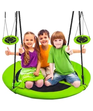
<h2>Hustawka Rond Netschommel Ø 100 CM tot 150KG</h2>
<ul>
<li>Schommeldiameter 100cm</li>
<li>Tot en gewicht van 150KG</li>
<li>Uren van speelplezier</li>
<li>Touwlengte is aanpasbaar tot een max. van 180cm</li>
<li>Frame van EPE coating en PP mesh</li>
</ul>
<p><strong>Uitgebreide omschrijving</strong></p>
<p data-start="0" data-end="445">De Hustawka Rond Netschommel met een diameter van 100 cm zorgt voor eindeloos speelplezier in de tuin. Dankzij het ruime zitvlak kunnen kinderen heerlijk schommelen en relaxen. De schommel is gemaakt van een stevig frame met een beschermende EPE-coating en een sterke PP-mesh zitting. Hierdoor is hij comfortabel en veilig in gebruik. De schommel kan een gewicht tot 150 kg dragen, waardoor hij geschikt is voor zowel kinderen als volwassenen.</p>
<p data-start="447" data-end="825" data-is-last-node="" data-is-only-node="">De touwlengte is eenvoudig aan te passen tot een maximale lengte van 180 cm, zodat de schommel op de ideale hoogte kan worden gehangen. Montage is snel een eenvoudig. Of het nu gaat om spelen, ontspannen of lekker schommelen in de zon, deze netschommel is een geweldige toevoeging aan iedere tuin of speelplek.</p>
<h3>Kenmerken:</h3>
<ul>
<li><strong>Kleur:</strong> Groen-Zwart</li>
<li><strong>Stof:</strong> 600D Oxford (weerbestendig)</li>
<li><strong>Frame:</strong> Ijzer + EPE schuim</li>
<li><strong>Net:</strong> PP</li>
<li><strong>Maximale belasting:</strong> 150 kg</li>
<li><strong>Afmetingen:</strong> 4.5 x 100 x 180 cm</li>
<li><strong>Dikte van het touw:</strong> 10 mm</li>
<li><strong>Gewicht schommel:</strong> 3.05 kg</li>
<li><strong>Gewicht met verpakking:</strong> 3.65 kg</li>
</ul>