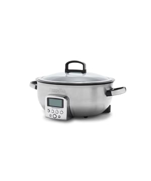 
<h2>GreenPan Omni Cooker Stainless Steel 5,6L</h2>
<ul>
<li>Volume: 5,6 L</li>
<li>Temperatuurbereik: 70 - 230 °C</li>
<li>Deksel van gehard glas</li>
<li>Vaatwasserbestendige binnenpan</li>
<li>Inclusief stoomrooster</li>
<li>Formaat pan: 33,5 cm doorsnede pan. 44 cm inclusief handgrepen. 25 cm hoogste punt (handgreep deksel)</li>
</ul>
<p><strong>Uitgebreide omschrijving</strong></p>
<p class="" data-start="0" data-end="828">De Greenpan Omni Cooker crème 5,6 L is een veelzijdige en hoogwaardige alles-in-één pan die elke keuken verrijkt. Gemaakt van hard-anodised aluminium en afgewerkt met een duurzame keramische coating, zorgt deze pan voor een efficiënte en gelijkmatige warmteverdeling. Dankzij de royale inhoud van 5,6 liter is hij perfect voor het bereiden van maaltijden voor het hele gezin of om grotere porties vooraf klaar te maken. De binnenpan is volledig uitneembaar, wat het gebruiksgemak en de reiniging vereenvoudigt. Met deze cooker kun je koken, stomen, braden, roerbakken en zelfs bakken – allemaal met één apparaat. Bovendien biedt het apparaat maar liefst tien kookstanden, zodat je altijd de juiste modus hebt voor elk gerecht. Zet ’s ochtends je stoofgerecht aan, en schuif ’s avonds direct aan tafel: gemak en tijdwinst in één.</p>
<p class="" data-start="830" data-end="1562">Wat de Greenpan Omni Cooker extra bijzonder maakt, is de focus op duurzaamheid. De pan is vrij van PFOA en andere schadelijke stoffen, en de keramische coating is vervaardigd uit natuurlijke minerale pigmenten. Hierdoor kook je niet alleen gezond, maar draag je ook bij aan een milieuvriendelijke keuken. De stijlvolle crème kleur past in elk interieur en maakt de pan ook visueel aantrekkelijk. Kortom, deze cooker is ideaal voor dagelijks gebruik én voor bijzondere gelegenheden waarbij je iets speciaals op tafel wilt zetten. De combinatie van gebruiksgemak, hoogwaardige materialen en een multifunctioneel design maakt de Greenpan Omni Cooker een uitstekende keuze voor iedereen die graag gezond, efficiënt en met plezier kookt.</p>
<p><
