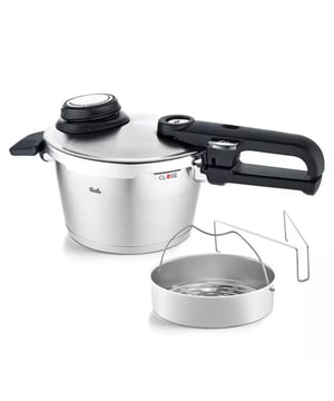 
<h2>Vitavit Premium Snelkookpan met Inzet 2.5 L</h2>
<ul>
<li>Inhoud: 2,5L</li>
<li>Materiaal: RVS</li>
<li>Geschikt voor alle warmtebronnen</li>
<li>Hangrepen: kunststof</li>
<li>Kleur: zilver</li>
<li>Vorm : rond</li>
</ul>
<p><strong>Uitgebreide omschrijving</strong></p>
<p>Deze Fissler Vitavit Premium snelkookpan heeft een bruto inhoud van 2,5 liter en is gemaakt van hoogwaardig 18/10 roestvrij edelstaal. Deze luxe variant van de Vitavit snelkookpannen is voorzien van vele handige functionaliteiten. Daarnaast wordt deze snelkookpan geleverd inclusief geperforeerde inzet met praktische driepoot.<br /><br />Deze Fissler Vitavit snelkookpan is van alle gemakken voorzien. Deze snelkookpan heeft een praktisch design met gelaserde inhoudsmaten aan de binnenzijde en een afneembaar handvat en ventiel. Daarnaast beschikt deze snelkookpan over vier verschillende kookniveaus.</p>
<ul>
<li>Kook stand, voor traditioneel koken.</li>
<li>Fijne stand, voor delicate producten zoals fijne groenten en vis.</li>
<li>Snelle stand, voor vlees en stoofgerechten.</li>
<li>Stoomstand, stomen zonder druk voor kwetsbare ingrediënten.</li>
</ul>
<p><br />Met de Vitavit snelkookpan bespaar je 70% van de kooktijd ten opzichte van een reguliere kookpan. Behalve sneller is deze snelkookpan ook 50% energiezuiniger dan een kookpan. Daarnaast beschikt deze snelkookpan over een veiligheidshandvat en een CookStar bodem waardoor de pan een perfecte warmtegeleiding heeft en geschikt is voor alle warmtebronnen.<br /><br />Stoplichtdisplay en slotaanduiding :<br />Deze snelkookpan is extra veilig en efficiënt in gebruik. Dankzij het stoplichtdisplay in de drukregelaar geeft de pan zelf aan welke handeling gewenst is. De slotaanduiding zorgt laat zien dat de pan altijd op de juiste manier gesloten is. Zodra de pan is afgesloten is er een duidelijke klik te horen en verspringt de slotaanduiding in het handvat van rood naar groen.</p>
<p> </p>
<p><