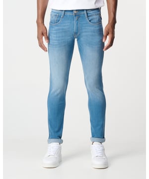 
- Over het Merk: Replay is een Italiaans kledingmerk dat in 1978 werd opgericht door Claudio Buziol. Het merk staat bekend om zijn trendy en casual ontwerpen, die zijn geïnspireerd door de urban lifestyle. De kleding van Replay is gemaakt van hoogwaardige materialen, zoals katoen, denim en leer. Het merk biedt een breed scala aan kleding aan, waaronder jeans, truien, jassen, broeken, shorts en accessoires. De ontwerpen van Replay zijn vaak geïnspireerd door de urban lifestyle. Het merk gebruikt moderne stijlelementen, zoals comfortabele pasvormen, trendy prints en opvallende logo's, om een ​​trendy en casual uitstraling te creëren.