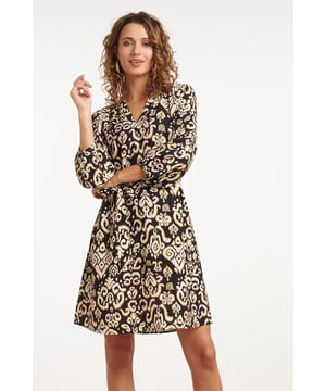
Voeg een speelse flair toe aan je garderobe met deze prachtige korte jurk van Smashed Lemon. De jurk heeft een opvallende abstracte print, perfect voor een stijlvolle en unieke look. De losvallende pasvorm biedt optimaal comfort, terwijl het bijpassende ceintuur in de taille zorgt voor een mooi silhouet en extra accent op de taille. De jurk is ontworpen met driekwart mouwen, wat zorgt voor een elegante uitstraling die geschikt is voor zowel casual als meer formele gelegenheden. Of je nu een dagje uit gaat of een speciale gelegenheid hebt, deze Smashed Lemon jurk geeft je look gegarandeerd een retro twist met een moderne touch. Kenmerken: - Vrolijke abstracte print voor een opvallende look - Losvallend model met ceintuur voor een flatterende taille - Driekwart mouwen voor een elegante en veelzijdige stijl"Specificaties :

 
 * Stijl: jurken 
 * Print: Aztec 
 * Pasvorm: Losvallend 
 * Lengte: Boven de knie 
 * Model: 180 cm lang en draagt maat S/110 
 * Production country: Made in