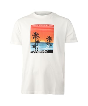 
Ben je op zoek naar een comfortabel en stijlvol T-shirt voor zowel sportieve activiteiten als casual gelegenheden? Dan is het Brunotti Leeway heren T-shirt de perfecte keuze voor jou! Dit witte T-shirt is gemaakt van hoogwaardig materiaal en biedt ultiem comfort tijdens het sporten of ontspannen. Dit sportcasual T-shirt heeft vele voordelen. Zo is het ademend en vochtregulerend, waardoor je lichaam droog en fris blijft tijdens intensieve work-outs. Daarnaast heeft het shirt een moderne pasvorm die zorgt voor een trendy uitstraling. Of je nu gaat hardlopen, fitnessen of gewoon relaxen in de stad, met het Brunotti Leeway T-shirt zie je er altijd goed uit. De belangrijkste kenmerken van dit heren T-shirt zijn de comfortabele pasvorm, de ademende stof en de stijlvolle uitstraling. Het shirt is voorzien van het herkenbare Brunotti logo op de borst, wat zorgt voor een sportieve look. Dankzij de hoogwaardige kwaliteit van het materiaal blijft het T-shirt ook na vele wasbeurten mooi en
