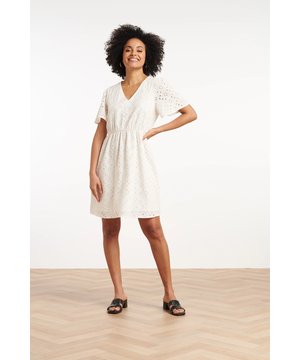 
Til je garderobe naar een hoger niveau met deze prachtige korte jurk van Smashed Lemon, ontworpen voor de moderne vrouw die houdt van stijl en comfort. De jurk is voorzien van een elegante V-halslijn en korte mouwen, perfect voor warme dagen of een casual-chique look. Dankzij de elastische taille valt de jurk prachtig getailleerd, wat zorgt voor een vrouwelijke silhouet dat je figuur flatteert. De jurk is versierd met een delicate, geborduurde bloemenprint in een verfijnde crème witte kleur, wat zorgt voor een romantische en tijdloze uitstraling. Of je nu op zoek bent naar een veelzijdige outfit voor overdag of een stijlvolle keuze voor een avondje uit, deze Smashed Lemon jurk is een absolute must-have in je kledingkast. Kenmerken: - Korte mouwen en V-hals voor een elegante look - Elastische taille voor een flatterende pasvorm - Geborduurde bloemenprint in crème wit voor een romantische touch De perfecte balans tussen casual en chic, deze jurk is onmisbaar voor elke modieuze