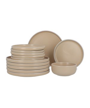 
Set van 6-persoons servies,18 delig van keramiek, kleur beige met een witte rand. De servies serie Nordic Style van is een tijdloze moderne aanwinst. Het servies is gemaakt van sterk keramiek en heeft een mooie glazuring . Het heeft een moderne opstaande rand, zoals je tegenwoordig ook veel ziet in restaurants. De rand is wit van kleur, wat mooit contrast geeft met het bord.Productkenmerken:1 set van 18 borden: 6x diep, 6x ontbijt, 6x dienrKleur: beige Afwerking: matglansMateriaal: keramiekOvenbestendig: neeVaatwasserbestendigMagnetronbestendigOnderhoud: Het servies is vaatwasserbestendig en magnetron bestendig. Wat is aardewerk?Behalve porselein is ook keramiek erg populair als materiaalkeuze voor een servies. Aardewerk wordt vervaardigd bij een lagere temperatuur (800-1150°C) en heeft vaak een grilliger uiterlijk. Het is iets zwaarder dan porselein. Keramiek aardewerk wordt vervaardigd bij een lagere oventemperatuur (800 – 1150 graden) en is mede daarom dan ook iets zachter dan porselein, waardoor het doorgaans dikker is dan porselein om gelijke stevigheid te hebben. Door de combinatie met een glazuurlaag perfect voor het gebruik van servies met een robuuuste en natuurlijke uitstraling.  - Afmeting: - Kleur: Beige - Materiaal: Aardewerk