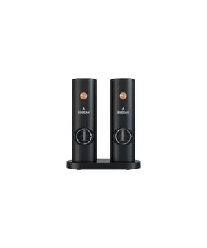 
Stijlvol tafelen met één druk op de knop met de Buccan - Luxe Elektrische Peper en zoutmolen - Rosegoud - 2 stuksGeef je eettafel een luxe upgrade met de Buccan Elektrische Peper- en Zoutmolen Set een perfecte mix van elegantie, gebruiksgemak en hoogwaardige prestaties in een strak zwart-rosegouden design.Belangrijke Kenmerken: Elektrisch met één druk: De molens werken volledig elektrisch via een knop op de stijlvolle rosegouden bovenkant. Instelbare maalgraad: Kies eenvoudig tussen grove of fijne maling via de draaiknop onderaan de molen. Stijlvol design: Luxe matzwarte afwerking met rosegouden accenten en een transparant vulvenster. Praktische inhoud & formaat: Elke molen heeft een inhoud van 70 ml en meet 5,5 x 4,6 x 18 cm (LxBxH). Met elegante houder: De set wordt geleverd met een strakke basis voor nette presentatie op tafel of in de keuken. Werkt op batterijen: Per molen zijn 4 AAA-alkalinebatterijen nodig (niet inbegrepen), vermogen 6V = 25W. BPA-vrij & navulbaar: Gemaakt van hoogwaardig, veilig ABS en eenvoudig bij te vullen via het zijluik. Elektrisch gemakNooit meer draaien of knoeien aan tafel. Met één druk op de rosegouden knop maal je moeiteloos verse peper of zout. De molens werken op 4 AAA-batterijen (niet inbegrepen) en leveren een krachtig vermogen van 6V (25W). Ideaal voor snel en consistent gebruik bij elke maaltijd.Elegant en functioneel ontwerpHet matzwarte design met rosegouden accenten straalt luxe uit en past perfect in elke moderne keuken of eettafelsetting. Dankzij het transparante venster zie je direct wanneer het tijd is om bij te vullen. De set wordt geleverd met een bijpassende houder strak, praktisch én stijlvol gepresenteerd.Instelbare maalgraadOf je nu houdt van grof gemalen zeezout of fijn gemalen peper je bepaalt het zelf. Onderop de molen stel je eenvoudig de maalgraad in naar wens. Zo maak je elk gerecht helemaal af op jouw manier.Ruim en navulbaarMet een royale inhoud van 70 ml per molen hoef je niet snel bij te vullen. De molens zijn gemakkelijk navulbaar via het zijluik. Gemaakt van BPA-vrij hoogwaardig ABS-materiaal veilig, duurzaam én hygiënisch in gebruik.Compact en lichtgewichtMet slechts 448 gram per molen en compacte afmetingen van 5,5  cm x 4,6  cm x 18 cm zijn ze verrassend handzaam. Perfect om zowel in de keuken als op tafel te gebruiken en makkelijk op te bergen in de bijgeleverde houder.KortomDe Buccan Elektrische Peper- en Zoutmolenset is een must-have voor elke kookliefhebber of designfan. Elegant, krachtig en ontzettend handig ideaal voor wie zonder moeite smaak wil toevoegen én stijl aan tafel wil brengen. Merk: Buccan cooking Kleur: Zwart,Roségoud Stijl: Modern