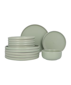 
Set van 6-persoons servies,18 delig van keramiek, kleur groen met een witte rand. De servies serie Nordic Style van is een tijdloze moderne aanwinst. Het servies is gemaakt van sterk keramiek en heeft een mooie glazuring . Het heeft een moderne opstaande rand, zoals je tegenwoordig ook veel ziet in restaurants. De rand is wit van kleur, wat mooit contrast geeft met het bord.Productkenmerken:1 set van 18 borden: 6x diep, 6x ontbijt, 6x dienrKleur: groenAfwerking: matglansMateriaal: keramiekOvenbestendig: neeVaatwasserbestendigMagnetronbestendigOnderhoud: Het servies is vaatwasserbestendig en magnetron bestendig. Wat is aardewerk?Behalve porselein is ook keramiek erg populair als materiaalkeuze voor een servies. Aardewerk wordt vervaardigd bij een lagere temperatuur (800-1150°C) en heeft vaak een grilliger uiterlijk. Het is iets zwaarder dan porselein. Keramiek aardewerk wordt vervaardigd bij een lagere oventemperatuur (800 – 1150 graden) en is mede daarom dan ook iets zachter dan porselein, waardoor het doorgaans dikker is dan porselein om gelijke stevigheid te hebben. Door de combinatie met een glazuurlaag perfect voor het gebruik van servies met een robuuuste en natuurlijke uitstraling.  - Afmeting: - Kleur: Groen - Materiaal: Aardewerk