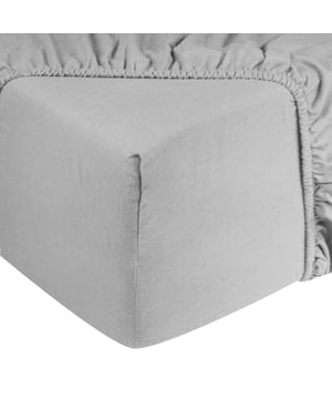 
Zacht genieten van een goede nachtrust doe je op dit hoeslaken! Geschikt voor matrassen 140x200 cm - hoogte max. 25 cm Rondom voorzien elastiek voor extra comfort Zacht, ademend en vochtregulerend Warmteregulerend en huidvriendelijk Duurzaam en slijtvastHet flanellen hoeslaken bestaat uit 100% zacht materiaal. Eerst worden de katoenen vezels tot draden gesponnen. Vervolgens wordt dit tot een zacht en luchtdoorlatend hoeslaken geweven. Dit luxueuze hoeslaken is vervaardigd van 100% katoen met een hoge draaddichtheid van 160 gram per vierkante meter (160 gsm). Het hoeslaken is uitgerust met elastiek rondom, wat ervoor zorgt dat het strak om het matras blijft zitten. De opvallend zachte uitstraling en het aangename zacht gevoel maken dit hoeslaken uniek. Dankzij zijn uitstekende vochtopname staat het garant voor een rustgevende nachtrust. Met de aanschaf van dit hoeslaken kunt u heerlijk zacht en lekker gaan slapen. Een effen design maakt het zowel trendy als tijdloos. Kortom, dit hoeslaken is een absolute must-have voor iedereen die waarde hecht aan comfort en stijl!MaatvoeringDe hoeslakens zijn verkrijgbaar in verschillende maten; 1 persoons 90x200 cm, 2 persoons 140x200 cm, 2 persoons 180x200 cm. De hoek omtrek is 30 cm hoog, hierdoor is deze geschikt voor normale matrassen tot 25 cm hoog. Product specificaties:100% flanel katoenDraaddichtheid 160 gram per m²Geschikt voor tweepersoons matras afmeting 140x200 cmHoekhoogte tot 25 cmWassen tot 40 gradenGeschikt voor droger, mits op een lage temperatuurGecertificeerd door STANDARD 100 by OEKO-TEXGecertificeerd by BSCICode of conduct - Afmeting: 140x200 - Kleur: Licht Grijs - Materiaal: Katoen
