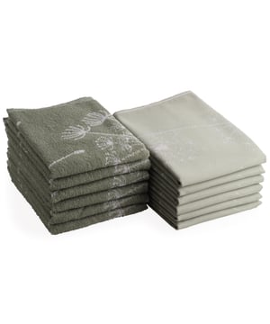 
Geef je keuken een nieuwe look!Luxe jacquard geweven doeken. Deze doeken zijn gemaakt van hoogwaardige katoen. De katoen is van stevige kwaliteit, hierdoor gaan deze lang mee en kunnen deze gewoon op 60 graden gewassen worden. De doeken hebben een groot absorptievermogen, waardoor de vaat en handen makkelijk en snel afgedroogd wordt.MogelijkhedenDe doeken zijn te gebruiken voor diverse doeleinde. Zoals; drogen, servet en schoonmakenMatenDe theedoeken heeft een formaat van 50x70 cm, de keukendoek 50x50 cm.MaterialenOnze doeken zijn gemaakt van hoogwaardige kwaliteit katoen. Waardoor ze lang mee gaan en netjes blijven. WasvoorschriftenDe doeken kunnen gewassen worden tot 60 °C . De theedoeken mogen in de droger mits op een lage temperatuur.Inhoud verpakking• 6 stuks theedoek 50x70 cm• 6 stuks keukendoek 50x50 cm Product specificaties:• 100% hoogwaardige katoen• Wassen tot 60 graden• Drogen op een lage temperatuur• BSCI - gecertificeerd• Oekotex - gecertificeerd - Afmeting: 50x70 - Kleur: Groen - Materiaal: Katoen