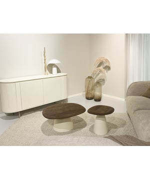 
Ben jij op zoek naar een trendy salontafel? Dan zijn de salontafels van Livingfurn perfect voor jou! De salontafels van Livingfurn zijn geïnspireerd op de nieuwste trends en designs. De salontafels zijn zo ontworpen om jarenlang plezier van te kunnen hebben. De Brix Marron bijzettafel combineert warm, duurzaam hardhout met een moderne, ivoorkleurige stalen poot voor een elegante uitstraling. Het tijdloze ontwerp voegt natuurlijke charme toe aan elke ruimte. De Marron biedt een perfecte mix van functionaliteit en stijl voor elk interieur.Belangrijke informatie:- Vorm: Organisch- Kleur: Beige- Materiaal: Mangohout & Gecoat staal- Afmetingen: 43x50x42 cm & 76x86x37 cm- Onderhoud: Zachte vochtige doekOver LivingfurnLivingfurn heeft een uitgebreid assortiment aan kasten, tafels, zitmeubelen en accessoires. De designs zijn stijlvol en tijdloos. De collectie is uitgerust in een moderne sfeer. Je kunt de artikelen van Livingfurn gebruiken als een echte statement piece in je woning. Het assortiment is heel veelzijdig. - Afmeting: 43x50x42 cm & 76x86x37 cm - Kleur: Beige - Materiaal: Hout