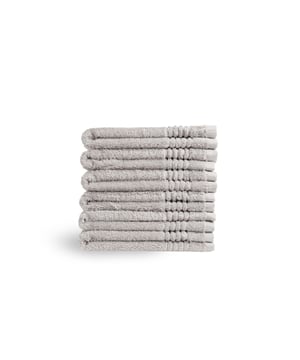 
Met deze gastendoekjes uit de Supreme Collectie is het onbeperkt genieten!!De gastendoekjes zijn geweven van 100% hoogwaardige 650 gram/m2 Egyptische katoen. Het katoen is van stevige zachte kwaliteit, hierdoor gaan deze lang mee en kunnen deze gewoon op 60 graden gewassen worden. De washandjes hebben een groot absorptievermogen, waardoor makkelijk en snel afgedroogd wordt.Supreme CollectieDe Supreme Collectie is verkrijgbaar in vier maten 7 kleuren. De verschillende maten zijn: washand 16x21cm, gastendoek 30x50cm, handdoek 50x100cm en badlaken 70x140cm in de kleuren: wit, antraciet, licht grijs, sand, mozaiek, zwart, ijsblauw, terracotta en oudgroen.MaterialenDe doeken zijn gemaakt van 100% hoogwaardige 650 gram/m2 kwaliteit Egyptisch katoen. Waardoor ze lang mee gaan en netjes blijven. Daarnaast zijn ze voorzien van een handige ophanglus.WasvoorschriftenDe gastendoekjes kunnen gewassen worden tot 60 °C . Drogen in de droger mogelijk mits op een lage temperatuur.Inhoud verpakking6 stuks gastendoek 30x50cmProduct specificaties:100% Egyptisch katoenWassen tot 60 gradenGram per vierkante meter: 650 g/m2Set van 6 gastendoekFormaat 30x50 cmDrogen op een lage temperatuurBSCI - gecertificeerdOekotex - gecertificeerdCode of conduct - Afmeting: 30 x 50 cm - Kleur: Licht grijs - Materiaal: Katoen