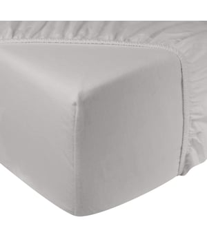 
Zacht genieten van een goede nachtrust doe je op dit hoeslaken! Geschikt voor matrassen 140x200 cm - hoogte max. 25 cm Rondom voorzien elastiek voor extra comfort Zacht, ademend en vochtregulerend Warmteregulerend en huidvriendelijk Duurzaam en slijtvastHet flanellen hoeslaken bestaat uit 100% zacht materiaal. Eerst worden de katoenen vezels tot draden gesponnen. Vervolgens wordt dit tot een zacht en luchtdoorlatend hoeslaken geweven. Dit luxueuze hoeslaken is vervaardigd van 100% katoen met een hoge draaddichtheid van 160 gram per vierkante meter (160 gsm). Het hoeslaken is uitgerust met elastiek rondom, wat ervoor zorgt dat het strak om het matras blijft zitten. De opvallend zachte uitstraling en het aangename zacht gevoel maken dit hoeslaken uniek. Dankzij zijn uitstekende vochtopname staat het garant voor een rustgevende nachtrust. Met de aanschaf van dit hoeslaken kunt u heerlijk zacht en lekker gaan slapen. Een effen design maakt het zowel trendy als tijdloos. Kortom, dit hoeslaken is een absolute must-have voor iedereen die waarde hecht aan comfort en stijl!MaatvoeringDe hoeslakens zijn verkrijgbaar in verschillende maten; 1 persoons 90x200 cm, 2 persoons 140x200 cm, 2 persoons 180x200 cm. De hoek omtrek is 30 cm hoog, hierdoor is deze geschikt voor normale matrassen tot 25 cm hoog. Product specificaties:100% flanel katoenDraaddichtheid 160 gram per m²Geschikt voor tweepersoons matras afmeting 140x200 cmHoekhoogte tot 25 cmWassen tot 40 gradenGeschikt voor droger, mits op een lage temperatuurGecertificeerd door STANDARD 100 by OEKO-TEXGecertificeerd by BSCICode of conduct - Afmeting: 140x200 - Kleur: Ecru - Materiaal: Katoen