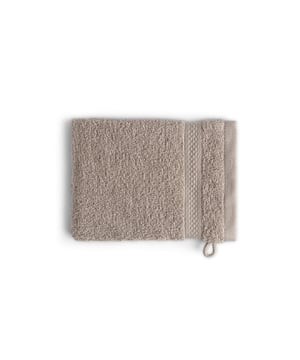 
Deze washandjes worden geleverd in een 6-pack. Ze zijn gemaakt van 100% katoen en daardoor van duurzame kwaliteit. Dankzij het goede absorberende vermogen voelen de washandjes zacht aan. Ze hebben een afmeting van 16x21 cm en een dikte van 500 gr/m2, wat erg fijn is tijdens het opfrissen. De kwaliteit van de washandjes is van hotel kwaliteit. De washandjes hebben een handige ophang lus, zodat ze weer netjes op gehangen kunnen worden. De washandjes kunnen worden gewassen op een temperatuur van 60 graden. De washandjes kunnen niet gestoomd of gebleekt worden met chloor, maar wel gestreken.VoordelenVoelen erg zacht aanEen lus om aan op te hangenVan hotel kwaliteitUiterst sterk en blijven mooi in de wasSpecificatiesKleur: TaupeMateriaal: 100% katoenAfmeting: 16x21 cmDikte: 500 gr/m2Wasvoorschrift: 60 gradenLet opDe washandjes kunnen niet gestoomd of gebleekt worden in chloor. - Afmeting: 16 x 21 cm - Kleur: Beige Taupe - Materiaal: Katoen