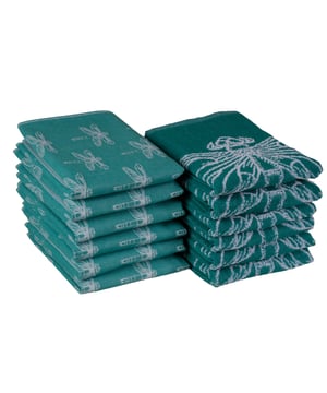 
Geef je keuken een nieuwe look!Luxe jacquard geweven doeken. Deze doeken zijn gemaakt van hoogwaardige katoen. De katoen is van stevige kwaliteit, hierdoor gaan deze lang mee en kunnen deze gewoon op 60 graden gewassen worden. De doeken hebben een groot absorptievermogen, waardoor de vaat en handen makkelijk en snel afgedroogd wordt.MogelijkhedenDe doeken zijn te gebruiken voor diverse doeleinde. Zoals; drogen, servet en schoonmakenMatenDe theedoeken heeft een formaat van 50x70 cm, de keukendoek 50x50 cm.MaterialenOnze doeken zijn gemaakt van hoogwaardige kwaliteit katoen. Waardoor ze lang mee gaan en netjes blijven. WasvoorschriftenDe doeken kunnen gewassen worden tot 60 °C . De theedoeken mogen in de droger mits op een lage temperatuur.Inhoud verpakking• 6 stuks theedoek 50x70 cm• 6 stuks keukendoek 50x50 cm Product specificaties:• 100% hoogwaardige katoen• Wassen tot 60 graden• Drogen op een lage temperatuur• BSCI - gecertificeerd• Oekotex - gecertificeerd - Afmeting: 50x70 - Kleur: Groen Blauw - Materiaal: Katoen