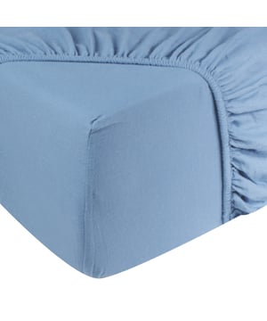 
Zacht genieten van een goede nachtrust doe je op dit hoeslaken! Geschikt voor matrassen 180x200 cm - hoogte max. 25 cm Rondom voorzien elastiek voor extra comfort Zacht, ademend en vochtregulerend Warmteregulerend en huidvriendelijk Duurzaam en slijtvastHet flanellen hoeslaken bestaat uit 100% zacht materiaal. Eerst worden de katoenen vezels tot draden gesponnen. Vervolgens wordt dit tot een zacht en luchtdoorlatend hoeslaken geweven. Dit luxueuze hoeslaken is vervaardigd van 100% katoen met een hoge draaddichtheid van 160 gram per vierkante meter (160 gsm). Het hoeslaken is uitgerust met elastiek rondom, wat ervoor zorgt dat het strak om het matras blijft zitten. De opvallend zachte uitstraling en het aangename zacht gevoel maken dit hoeslaken uniek. Dankzij zijn uitstekende vochtopname staat het garant voor een rustgevende nachtrust. Met de aanschaf van dit hoeslaken kunt u heerlijk zacht en lekker gaan slapen. Een effen design maakt het zowel trendy als tijdloos. Kortom, dit hoeslaken is een absolute must-have voor iedereen die waarde hecht aan comfort en stijl!MaatvoeringDe hoeslakens zijn verkrijgbaar in verschillende maten; 1 persoons 90x200 cm, 2 persoons 140x200 cm, 2 persoons 180x200 cm. De hoek omtrek is 30 cm hoog, hierdoor is deze geschikt voor normale matrassen tot 25 cm hoog. Product specificaties:100% flanel katoenDraaddichtheid 160 gram per m²Geschikt voor tweepersoons matras afmeting 180x200 cmHoekhoogte tot 25 cmWassen tot 40 gradenGeschikt voor droger, mits op een lage temperatuurGecertificeerd door STANDARD 100 by OEKO-TEXGecertificeerd by BSCICode of conduct - Afmeting: 180x200 - Kleur: Wolkblauw - Materiaal: Katoen