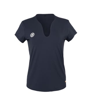 
Indian Maharadja Breeze Tennis Shirt Dames

 Als sportexpert bij Herqua Sport is het mijn overtuiging dat een goed tennis shirt het verschil kan maken tijdens je spel. Het Indian Maharadja Breeze Tennis Shirt voor dames is de perfecte keuze voor een combinatie van stijl en functionaliteit. Dit shirt is gemaakt van hoogwaardig polyester, waardoor het lichtgewicht en ademend is. De donkerblauwe kleur zorgt voor een chique uitstraling, terwijl het ontwerp je een optimale bewegingsvrijheid biedt op de tennisbaan. Kortom, met dit shirt ben je niet alleen goed gekleed, maar kun je ook op je best presteren.

 Ontdek de voordelen van het Indian Maharadja tennis shirt

 Een veelgestelde vraag over tennis shirts is: "Waar moet ik op letten bij het kiezen van een shirt?" Het antwoord is simpel: focus op materialen die ademend en vochtregulerend zijn. Het Indian Maharadja Breeze Tennis Shirt biedt precies dat! Dankzij het comfortabele polyester blijf je