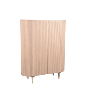 
Hoge Kast Oliva van LABEL51 is een prachtig meubel uitgevoerd in eikenfineer. Een speels vormgegeven meubel waar al jouw spullen stijlvol in kunnen worden opgeborgen.De Hoge Kast Oliva is verdeeld in twee vakken door een vaste plank, die ieder worden afgesloten door een deur. Binnenin bevinden zich drie planken, waardoor er aan iedere zijde 4 ruime vakken ontstaan. De deuren zijn voorzien van een druksysteem, hierdoor krijgt het meubel een elegante uitstraling. Door de hoge poten wordt er een luchtig geheel gecreëerd.Oliva geeft je een warm, nostalgisch gevoel door haar klassieke elementen. Dit uit zich in de afgeronde hoeken en de dunne latjes die het meubel helemaal afwerken. Twee kenmerken die weer helemaal terug zijn in de mode.- Hoge Kast Oliva is verkrijgbaar in naturel, zwart en walnoot eikenhout- Hoge Kast Oliva is perfect te combineren met alle andere meubelen uit de serie- Hoge Kast Oliva staat door haar prachtige kenmerken goed in ieder interieur - Afmeting: 47x125x158 - Kleur: Bruin - Materiaal: Hout
