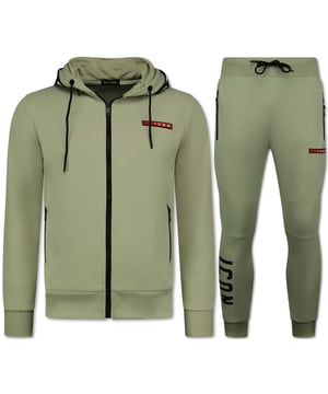 
ICON  Huispakken Heren Volwassenen - Joggingpakken Heren - Trainingspakken -  11759 - Bruin - <p><strong>Specificaties:<br /></strong>- ICON Huispakken Heren Volwassenen<br />- Kleur: Bruin<br />- Seizoen: Voorjaar / Najaar<br />- Mouwen: Lange Mouw<br />- Patroon: Blanco<br />- Zakken Vest: 2 Steekzakken<br />- Zakken broek: 2 Steekzakken<br />- Materiaal: 20% Katoen , 80% Polyester<br />- Weefsel: Dik geweven<br />- Pasvorm: Slim Fit, <br />- Pasvorm broek: Slim Fit<br />- Wasvoorschrift: Machinewas 30 graden, Binnenste buiten wassen <br />- Beschikbare maten: S - M - L - XL - XXL</p>