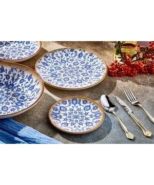 
Voeg een zijdezacht tintje toe aan uw keuken en leven met onze unieke collecties. Rinart porselein streeft ernaar om de traditie van het verleden duurzamer te maken met de moderne ontwerpen van de toekomst. Om dit doel te bereiken komen alleen de beste materialen uit de handen van bekwame ambachtslieden tot leven en raken ze de levens van gewone mensen die verhalen delen rond de tafel.Specificaties:- Magnetronbestendig: Dankzij onze duurzame grondstoffen en uitgebreide R&D-inspanningen; kunnen onze producten veilig in de magnetron worden gebruikt.- Vaatwasmachinebestendig: Alle producten van Rinart zijn vaatwasmachinebestendig. Je hoeft je nooit zorgen te maken over het in de vaatwasser zetten van de vaat.- Thermische schokbestendig: onze producten zijn duurzaam tegen plotselinge temperatuurschommelingen en onder extreme temperatuuromstandigheden in de keuken met een hard glazuuroppervlak en hoogwaardige grondstoffen.- Glazuurbeschermend: Krassen zijn een veelvoorkomend probleem als het om porseleinen servies gaat. Rinart biedt een hoge duurzaamheid tegen krassen.- Garantie op randchips: Het volledige Rinart-productassortiment is uitgerust met een hoge chipweerstand. Dit beschermt ze tegen schokken.Materiaal: PorseleinKleur: Multicolour