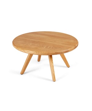 
Aemely® 'Carpenter' Handmade Salontafel - Massief Eiken Naturel, Rond 80cm Voeg een vleugje natuurlijke elegantie toe aan je woonruimte met de Aemely® 'Carpenter' handmade salontafel. Deze prachtige ronde salontafel van 80 centimeter diameter is met liefde en vakmanschap handgemaakt in Nederland, waardoor elk exemplaar uniek is. Het gebruik van massief eikenhout garandeert niet alleen een robuuste en duurzame constructie, maar straalt ook een warme en tijdloze charme uit. Het natuurlijke eikenhout, met zijn unieke nerfpatroon, is afgewerkt met een hoogwaardige coating die het hout beschermt tegen dagelijkse invloeden en de natuurlijke schoonheid van het materiaal accentueert. De ronde vorm van de tafel zorgt voor een gezellige en uitnodigende sfeer, perfect om met vrienden en familie rondom te verzamelen in de huiskamer. Met een hoogte van 40 centimeter is deze Merk: Aemely Kleur: Bruin;Beige