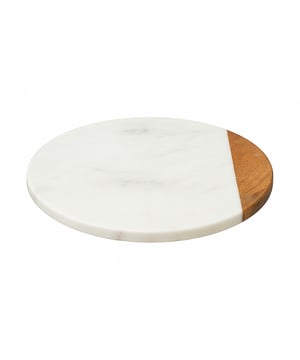 
Met het draaibare serveerbord Marble hoef je niet meer langer aan het ontbijt de levensmiddelen door te geven. Elk persoon draait gewoon de plaat, om aan de marmelade, kaas of hapjes naar keuze te komen. Hierdoor heb je altijd de mogelijkheid om van alle kanten aan het eten te komen. De natuurlijke uitstraling van Marmer met Eikenhout is een echte blikvanger op een gedekte tafel of een buffet. Ook in de keuken is het draaiplateau geschikt als opslag voor kruiden of olies. MATERIAAL: 100% Marmer, Eikenhout KLEUR: Marmer, Wit AFMETING: Ø30 cm x H4,5 cm ONDERHOUDSVOORSCHRIFTEN: Wij raden u aan na gebruik het dienblad schoon te maken met warm water, een vochtige doekje en mild reinigingsmiddel. DETAILS Serveerplank voor een originele presentatie van o.a. kaas, tapas en hapjes met een afmeting van 29 x 19 cm. Gemaakt van marmer en eikenhout. Merk: CASA DI ELTURO Materiaal: Hout Kleur: Wit
