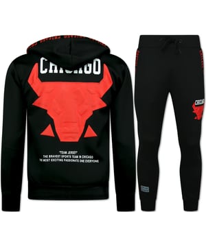 
Bull Huispak Heren Volwassenen - Chicago Trainingspakken Heren -  Joggingpak Heren - 5231 - Zwart - <p><strong>Specificaties:<br /></strong>- Bull Huispak Heren Volwassenen<br />- Kleur: Zwart<br />- Artikel code :5231<br />- Seizoen: Voorjaar / Najaar<br />- Mouwen: Lange Mouw<br />- Patroon: Print<br />- Zakken Broek: 2 Steekzakken<br />- Materiaal: 100% Polyester<br />- Weefsel: Dik geweven<br />- Pasvorm: Slim Fit, <br />- Pasvorm broek: Slim Fit<br />- Wasvoorschrift: Machinewas 30 graden, Binnenste buiten wassen <br />- Beschikbare maten:   M - L - XL - XXL - 3XL</p>
