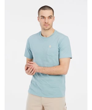 
Introductie: Het Protest Cruz T-shirt voor heren is de perfecte toevoeging aan je zomerse garderobe. Dit shirt is ideaal voor een dagje op het strand of een zonnige wandeling langs de boulevard. Voordelen: Met het Protest Cruz T-shirt ben je verzekerd van een stijlvolle en comfortabele look. Het shirt is gemaakt van hoogwaardig materiaal en biedt een perfecte pasvorm. De blauwe kleur geeft een frisse en zomerse uitstraling, waardoor je gegarandeerd de show steelt op het strand. Belangrijkste kenmerken: Het Protest Cruz T-shirt heeft een klassiek design met een ronde hals en korte mouwen. Het shirt is voorzien van het Protest logo op de borst, wat zorgt voor een trendy en sportieve uitstraling. De blauwe kleur is tijdloos en gemakkelijk te combineren met verschillende outfits. Samenvatting: Kortom, het Protest Cruz T-shirt is een must-have voor de zomer. Met dit shirt ben je verzekerd van comfort, stijl en kwaliteit. Of je nu gaat ontspannen op het strand of een dagje gaat winkelen, met