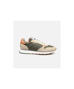 
De Track & Field Rhodes Lage Sneakers voor heren zijn de perfecte keuze voor een stijlvolle en comfortabele look. Deze sneakers zijn gemaakt van een combinatie van textiel (45%) en leer (55%), waardoor ze duurzaam en trendy zijn. De binnenkant van de schoenen is ook gemaakt van textiel, wat zorgt voor een ademend en zacht gevoel. De binnenzool is ook gemaakt van textiel, waardoor je de hele dag door kunt genieten van optimaal comfort. De zool van de sneakers is gemaakt van EVA, wat zorgt voor een lichtgewicht en flexibele grip. Deze Track & Field Rhodes Lage Sneakers zijn ontworpen door het bekende merk HOFF, dat bekend staat om zijn hoogwaardige en modieuze schoenen. Met deze sneakers ben je verzekerd van een trendy en eigentijdse uitstraling. De vetersluiting zorgt ervoor dat je de schoenen gemakkelijk kunt aanpassen aan jouw gewenste pasvorm. De ronde neus geeft de sneakers een klassieke en tijdloze uitstraling.