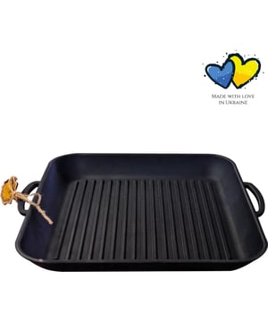 
De vierkante gietijzeren grillplaat is ideaal voor het grillen van vlees en groenten. Met een afmeting van 35 x 35 x 4 cm biedt het voldoende ruimte om meerdere gerechten tegelijkertijd te bereiden. Deze grillplaat is gemaakt van hoogwaardig gietijzer, waardoor het een uitstekende warmteverdeling heeft en langdurig warm blijft. Bovendien is de grillplaat PFAS vrij, wat betekent dat het geen schadelijke stoffen bevat. Het zwarte design zorgt voor een elegante uitstraling en maakt het ook een perfect cadeau voor grillliefhebbers. Bestel nu de vierkante gietijzeren grillplaat en geniet van heerlijk gegrilde gerechten! De Vierkante Gietijzeren Grillplaat van Maysternya is precies wat je nodig hebt om jouw grill skills naar een hoger niveau te tillen. Met een afmeting van 35 x 35 x 4 cm biedt deze grillplaat voldoende ruimte om meerdere stukken vlees en groenten tegelijkertijd te grillen. Nooit meer lang wachten op je volgende portie! Wat deze grillplaat zo bijzonder maakt, is het gebruik van gietijzer. Dit materiaal staat bekend om zijn uitstekende warmteverdeling en -behoud, waardoor je gerechten gelijkmatig worden gegrild en hun sappige smaak behouden. Bovendien geeft het gietijzer die karakteristieke grillstrepen aan je vlees, waardoor het er niet alleen heerlijk uitziet, maar ook nog eens extra smaakvol is. De grillplaat is uitgerust met een handige handgreep aan iedere zijde, waardoor je hem eenvoudig kunt oppakken en verplaatsen, zelfs wanneer hij gloeiend heet is. Het zwarte design geeft de plaat een stijlvolle uitstraling en past perfect in iedere keuken. Of je nu een doorgewinterde grillmaster bent of net begint met grillen, met de Vierkante Gietijzeren Grillplaat van Maysternya bereik je gegarandeerd de perfecte grillresultaten. Dus nodig je vrienden en familie uit voor een gezellige barbecue en laat hen versteld staan van jouw grillkunsten. Bestel vandaag nog en geniet binnenkort van de heerlijkste gerechten rechtstreeks van de grillplaat!   Materiaal: Gietijzer