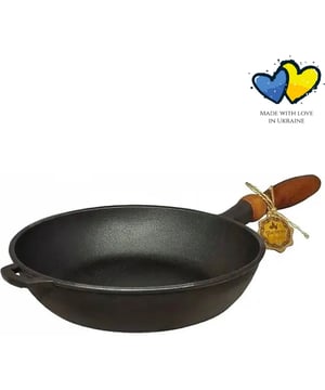 
Deze hoogwaardige gietijzeren koekenpan met een diameter van 28 cm en een hoogte van 6 cm is de ideale toevoeging aan uw keuken. De pan is geschikt voor alle warmtebronnen en wordt geleverd als onderdeel van een complete pannenset. Het houten handvat zorgt niet alleen voor een comfortabele grip, maar geeft de pan ook een stijlvolle uitstraling. Bovendien is de pan PFAS-vrij en daarmee een veilige en gezonde keuze voor uw dagelijkse kookbehoeften. Met zijn zwarte kleur past deze gietijzeren pan perfect bij elke keukeninrichting. Bestel hem vandaag nog en geniet van heerlijke en moeiteloze kookresultaten. De koekenpan gietijzer is gemaakt van hoogwaardig gietijzer, wat zorgt voor een uitstekende warmteverdeling. Of je nu een heerlijke biefstuk wilt grillen of een knapperige pannenkoek wilt bakken, deze pan zorgt ervoor dat je gerechten gelijkmatig gaar worden en vol van smaak zijn. Het unieke aan deze pan is het houten handvat. Dit handvat geeft niet alleen een speciale touch aan de pan, maar blijft ook koel tijdens het koken. Je kunt je handen veilig op het handvat plaatsen, zonder het risico te lopen om verbrand te raken. Een ander groot voordeel van deze pan is dat hij geschikt is voor alle warmtebronnen. Of je nu kookt op gas, elektrisch of inductie, deze pan kan het allemaal aan. Je hoeft je geen zorgen te maken over de compatibiliteit van de pan met je kookplaat. Dus waar wacht je nog op? Ga aan de slag in de keuken en laat je creativiteit de vrije loop met de koekenpan gietijzer. Met zijn uitstekende kwaliteit en veelzijdigheid zal deze pan snel een onmisbaar onderdeel worden van je keukencollectie. Wacht niet langer en bestel vandaag nog onze nieuwe koekenpan gietijzer. Bereid je voor op een culinair avontuur en ontdek de eindeloze mogelijkheden die deze pan te bieden heeft.   Materiaal: Gietijzer
