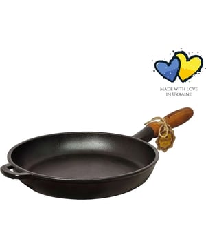
Deze gietijzeren koekenpan met een diameter van 26 cm en een hoogte van 4 cm is perfect voor alle warmtebronnen. Met zijn houten handvat geeft deze pan niet alleen een klassieke uitstraling, maar is het ook veilig en comfortabel vast te houden. Daarnaast is deze koekenpan PFAS vrij, wat betekent dat het geen schadelijke stoffen bevat. Deze zwarte koekenpan is niet alleen een geweldige aanvulling op je keukengerei, maar ook een perfect cadeau voor iedere kookliefhebber. Het geheim van de Maysternya koekenpan ligt in het gebruik van gietijzer. Dit materiaal staat bekend om zijn uitstekende warmtegeleiding en -behoud, waardoor uw gerechten gelijkmatig worden verwarmd en lang warm blijven. Of u nu een sappige biefstuk, knapperige groenten of een smaakvolle omelet wilt bereiden, deze pan levert altijd uitstekende resultaten. Een ander kenmerk dat de Maysternya koekenpan onderscheidt, is het unieke houten handvat. Dit handvat voegt niet alleen een vleugje elegantie toe aan de pan, maar zorgt er ook voor dat u de pan gemakkelijk kunt hanteren, zelfs wanneer deze heet is. U hoeft zich nooit zorgen te maken over brandwonden of onhandig gedoe in de keuken. Het houten handvat is veilig en comfortabel in gebruik. Deze koekenpan is ontworpen om aan al uw behoeften in de keuken te voldoen. Of u nu kookt op een gasfornuis, een elektrische kookplaat of een inductiekookplaat, deze pan is geschikt voor alle warmtebronnen. Geniet van maximale flexibiliteit en vrijheid in uw culinaire avonturen. Bovendien is de Maysternya koekenpan niet alleen functioneel en duurzaam, maar ook stijlvol en elegant. Het strakke zwarte design geeft een moderne uitstraling aan uw keuken en maakt van deze pan een echte eyecatcher. Uw gasten zullen onder de indruk zijn van uw kookkunsten en de prachtige pan waarmee u ze bereidt. Kortom, de Maysternya koekenpan gemaakt van gietijzer is een must-have voor iedereen die van koken houdt. Met zijn uitstekende warmtegeleiding, duurzaamheid en stijlvolle design is dit de perfecte pan voor al uw culinaire creaties. Geniet van het plezier en de voldoening van het koken met de Maysternya koekenpan en ervaar de gietijzeren magie in uw keuken.   Materiaal: Gietijzer