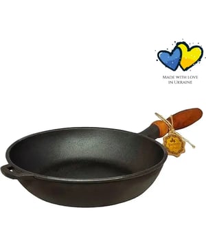 
Maysternya presenteert met trots de koekenpan gietijzer, een absolute must-have voor elke keukenliefhebber. Deze pan is gemaakt van hoogwaardig gietijzer en is ontworpen om de heerlijkste gerechten te bereiden. Met een diameter van 26 cm en een hoogte van 6 cm, biedt deze pan voldoende ruimte voor het bereiden van grote maaltijden voor familie en vrienden. Of je nu pannenkoeken, omeletten, biefstuk of gebakken groenten wilt maken, deze pan staat altijd voor je klaar. De pan is geschikt voor alle warmtebronnen, inclusief inductie, gas, elektrisch en keramisch. Dit betekent dat je de pan moeiteloos kunt gebruiken op de kookplaat die je al hebt, zonder dat je extra apparatuur hoeft aan te schaffen. Het houten handvat van de pan zorgt niet alleen voor een prachtige uitstraling, maar maakt het ook veilig en comfortabel om de pan vast te houden tijdens het koken. Het handvat blijft koel, wat betekent dat je geen ovenwanten nodig hebt bij het verplaatsen van de pan. Bovendien voegt het houten handvat een vleugje elegantie toe aan je keukeninterieur. De zwarte kleur van de pan geeft een tijdloze en elegante uitstraling aan je keuken. Het minimalistische design past perfect bij elke stijl en geeft een moderne touch aan je kookruimte. Wat deze koekenpan echt bijzonder maakt, is het gebruik van gietijzer. Gietijzer is een uitstekende warmtegeleider, wat betekent dat je gerechten gelijkmatig worden verwarmd en perfect worden bereid. Door de perfecte warmteverdeling voorkom je hotspots en krijg je een heerlijke, gelijkmatig gekookte maaltijd. Bovendien is gietijzer duurzaam en gaat het een leven lang mee. Met de juiste zorg wordt deze koekenpan een erfstuk dat van generatie op generatie kan worden doorgegeven. Dus, als je op zoek bent naar een pan die uitblinkt in zowel functionaliteit als esthetiek, is de koekenpan gietijzer van Maysternya de ideale keuze. Het is een pan die kwaliteit en schoonheid combineert en je helpt om culinaire hoogstandjes te creëren in je eigen keuken.   Materiaal: Gietijzer