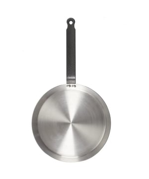 
Deze pannenkoekenpan is de culinaire metgezel die jouw zondagsontbijt naar een hoger niveau tilt. Met een diameter van 26 cm biedt de pan voldoende ruimte om moeiteloos de perfecte pannenkoeken en flensjes te bakken. Het geheim zit hem in de hoogwaardige materialen en doordachte details die deze pan onderscheiden. Met zijn inductiegeschiktheid is de pannenkoekenpan klaar voor moderne keukens. Of je nu kookt op gas, elektriciteit of inductie, deze pan past zich aan aan jouw culinaire behoeften. De gelijkmatige warmteverdeling zorgt ervoor dat elk pannenkoekje de juiste garing krijgt, van de rand tot het midden. Maar er is meer! Onze pannenkoekenpan maakt deel uit van een veelzijdige pannenset die niet alleen geschikt is voor pannenkoeken, maar ook voor flensjes, omeletten en andere culinaire creaties die je wilt verkennen. Zo biedtdeze pan eindeloze mogelijkheden voor creatieve kooksessies in jouw keuken. Wat de pan echt bijzonder maakt, is dat hij PFAS-vrij is. Je kunt genieten van heerlijke pannenkoeken zonder je zorgen te maken over schadelijke stoffen. We hechten waarde aan gezond koken en zorgen ervoor dat onze pannen voldoen aan de hoogste normen van veiligheid en milieuvriendelijkheid. Het zilveren design van de pannenkoekenpan voegt een vleugje elegantie toe aan jouw keuken. Het gestroomlijnde ontwerp en de duurzame constructie maken het niet alleen een praktische keuze, maar ook een esthetische aanwinst voor je keuken. Zo waan je je helemaal in een echte culinaire restaurant keuken met deze stevige pan.  Multifunctionele Pannenset: Onze pannenkoekenpan is niet zomaar een pan; het is onderdeel van een veelzijdige pannenset. Of je nu pannenkoeken, flensjes, omeletten of andere culinaire creaties wilt bereiden, deze set biedt eindeloze mogelijkheden voor creatieve kooksessies in jouw keuken.  Inductiegeschikt en Universeel Bruikbaar: De pannenkoekenpan is geschikt voor inductie, wat betekent dat je hem kunt gebruiken op diverse warmtebronnen, inclusief gas en elektriciteit. Dit maakt hem universeel inzetbaar en aanpasbaar aan verschillende keukenomgevingen.  PFAS-vrij voor Gezond Koken: We begrijpen het belang van gezond koken. Daarom is onze pannenkoekenpan PFAS-vrij, zodat je kunt genieten van heerlijke gerechten zonder je zorgen te maken over schadelijke stoffen. Een gezonde keuze voor jou en je dierbaren.  Gelijkmatige Warmteverdeling: Dankzij de hoogwaardige materialen en doordachte details zorgt deze pan voor een gelijkmatige warmteverdeling. Elke pannenkoek krijgt daardoor de perfecte garing, van de rand tot het midden. Een essentieel kenmerk voor het bereiken van culinair succes.  Stijlvol en Duurzaam Design: Het zilveren design voegt niet alleen een vleugje elegantie toe aan jouw keuken, maar het is ook een teken van duurzaamheid. Het gestroomlijnde ontwerp maakt van deze pannenkoekenpan niet alleen een praktische keuze, maar ook een esthetische aanwinst voor jouw keuken. Dus, waar wacht je nog op? Maak van elk ontbijt een feest met onze Pannenkoekenpan ø 26 cm - Inductie - Pannenkoeken Bakken - Pannenkoekpan - Flensjespan - Pannenset - PFAS vrij - Zilver. Breng smaak en stijl samen in één heerlijk gerecht! Materiaal: Metaal