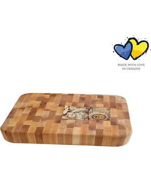 
Op zoek naar een hoogwaardige rechthoekige houten snijplank van horeca kwaliteit? Deze houten snijplank heeft de ideale afmetingen van 32,5 x 36,5 x 4,5 cm en is perfect voor je keuken. Het hakblok is gemaakt van duurzaam hout en is geschikt voor professioneel gebruik. Geef deze prachtige houten snijplank cadeau aan een kookliefhebber of gebruik hem zelf in de keuken. De bruine kleur van de snijplank geeft een natuurlijke uitstraling en past bij ieder interieur. Bestel nu en geniet van jarenlang snijgemak met deze hoogwaardige houten snijplank. Deze snijplank is niet zomaar een snijplank. Het is een horeca kwaliteit hakblok van de hoogste kwaliteit hout. Met zijn afmetingen van 32,5 x 36,5 x 4,5 cm biedt deze snijplank ruimte en stabiliteit die je nodig hebt bij het bereiden van je culinaire meesterwerk. En dankzij zijn stevige constructie is hij bestand tegen de zwaarste messen en het meest energieke hakken. Maar deze houten snijplank is niet alleen functioneel, hij voegt ook een vleugje elegantie toe aan je keuken. Zijn rijke bruine kleur en natuurlijke nerfpatroon maken hem tot een prachtig stuk vakmanschap dat niet misstaat in zelfs de meest stijlvolle keukens. Of je nu een professionele chef-kok bent of gewoon graag in de keuken experimenteert, deze snijplank maakt het bereiden van voedsel tot een waar genot. En dat is nog niet alles. Deze snijplank van Maysternya heeft ook een praktische kant. Dankzij zijn grote formaat kun je er niet alleen al je ingrediënten moeiteloos op snijden, maar hij biedt ook voldoende ruimte om je gesneden voedsel op te schuiven, zodat je alles netjes en georganiseerd houdt tijdens het koken. En omdat hij gemaakt is van hoogwaardig hout, is hij gemakkelijk schoon te maken en te onderhouden, zodat je er nog vele jaren plezier van zult hebben. Dus waar wacht je nog op? Voeg deze rechthoekige houten snijplank van Maysternya toe aan je keukenarsenaal en geef je kookervaring een upgrade. Of je nu een professionele chef-kok bent, een gepassioneerde thuiskok of gewoon graag een heerlijke maaltijd bereidt voor je geliefden, deze snijplank zal je nooit in de steek laten. Bestel hem nu en laat je culinaire creativiteit de vrije loop!   Materiaal: Gietijzer