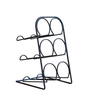 
Metalen Wijnrek voor 6 Flessen - Stijlvolle Wijnopslag voor Wijnliefhebbers Het metalen wijnrek voor 6 flessen van Naturn Living is een prachtig ontworpen en praktische oplossing voor het opslaan van uw favoriete wijnen. Het rek is gemaakt van hoogwaardig metaal en heeft een strakke, moderne uitstraling die perfect past bij elk interieur. Het is ontworpen om zes flessen wijn veilig en stevig vast te houden, waardoor het een ideale keuze is voor wijnliefhebbers die hun collectie willen organiseren en tentoonstellen. Dit wijnrek is niet alleen functioneel, maar ook zeer stijlvol. Het slanke ontwerp en de elegante afwerking maken het een prachtige aanvulling op elke kamer in uw huis. Of u nu een moderne keuken of een traditionele eetkamer heeft, dit wijnrek past perfect bij uw interieur. Bovendien is dit wijnrek zeer duurzaam en gemakkelijk te onderhouden. Het metalen materiaal is bestand tegen krassen en slijtage, waardoor het jarenlang meegaat. Bovendien kunt u het rek eenvoudig afvegen met een vochtige doek om het schoon te houden. Materiaal: Metaal