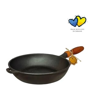 
Deze gietijzeren koekenpan met een diameter van 24 cm en een hoogte van 6 cm is de perfecte toevoeging aan je keuken. Met zijn sterke en duurzame gietijzeren materiaal is deze pan geschikt voor alle warmtebronnen. Of je nu op gas, elektrisch, keramisch of inductie kookt, deze pan kan het aan. Het houten handvat zorgt niet alleen voor een stevige grip, maar geeft de pan ook een stijlvolle uitstraling. Bovendien is deze pan PFAS vrij, wat betekent dat je zonder zorgen kunt koken. Kortom, deze zwarte gietijzeren pan is het perfecte cadeau voor elke kookliefhebber. Deze koekenpan is gemaakt van duurzaam gietijzer, wat zorgt voor een gelijkmatige warmteverdeling en langdurige hittebehoud. Of je nu een perfect gebakken ei wilt, een sappige biefstuk wilt grillen of een knapperige aardappelrosti wilt maken, deze pan kan het allemaal aan. Het houten handvat geeft niet alleen een mooie uitstraling aan de pan, maar zorgt er ook voor dat je handen koel blijven tijdens het koken. Het ergonomische ontwerp zorgt voor een comfortabele grip, zodat je moeiteloos kunt koken. Deze koekenpan is geschikt voor alle warmtebronnen, inclusief gas, inductie, keramisch en elektrisch. Of je nu een professionele chef-kok bent of gewoon je dagelijkse maaltijd wilt bereiden, met deze pan kan je altijd aan de slag. Daarnaast is deze pan ook geschikt voor gebruik in de oven, waardoor je eindeloze mogelijkheden hebt om te experimenteren in de keuken. Van heerlijke lasagnes tot smakelijke tarte tatin, met deze pan kan je al je favoriete gerechten bereiden. Deze koekenpan is niet alleen functioneel, maar ook een prachtige toevoeging aan je keuken. Het zwarte gietijzer en het houten handvat geven de pan een rustieke uitstraling die past bij elke keukenstijl. Laat je keuken stralen met deze eyecatcher. Dus waar wacht je nog op? Haal vandaag nog deze koekenpan van Maysternya in huis en geniet van de voordelen van koken met gietijzer. Je zult versteld staan van de resultaten en de pan zal zeker een favoriet worden in je keuken. Maak van elke maaltijd een ware belevenis met deze unieke koekenpan.   Materiaal: Gietijzer