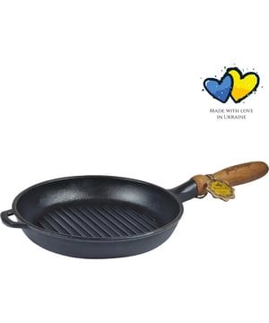 
Deze grillpan gietijzer met houten handvat is perfect voor het bereiden van heerlijke gegrilde gerechten. Met een afmeting van ø 24 x 4 cm biedt deze gietijzeren pan voldoende ruimte voor het grillen van verschillende ingrediënten. Bovendien is de pan geschikt voor alle warmtebronnen, waardoor je deze kunt gebruiken op zowel gas, elektrisch, keramisch als inductie. Daarnaast is deze pan ook nog eens PFAS vrij, wat betekent dat er geen schadelijke stoffen vrijkomen tijdens het gebruik. De zwarte kleur van de pan zorgt voor een stijlvolle uitstraling en maakt het ook nog eens een perfect cadeau. Kortom, met deze grillpan haal je een veelzijdige en veilige toevoeging aan je keuken in huis. Gemaakt van hoogwaardig gietijzer, zorgt deze grillpan voor een uitzonderlijke warmteverdeling en behoud, waardoor je gerechten gelijkmatig kunt bereiden en heerlijke grillstrepen kunt krijgen. De duurzame constructie van gietijzer maakt het mogelijk om de pan dus te gebruiken op alle warmtebronnen, inclusief gas, elektrisch, keramisch en inductie. Met een diameter van 24 cm biedt deze pan voldoende ruimte om je favoriete vlees, groenten en zeevruchten perfect te grillen. De geribbelde binnenkant zorgt voor die kenmerkende grillstrepen en geeft je gerechten een onweerstaanbare rokerige smaak. Of je nu een sappige steak grilt of kleurrijke groenten bakt, deze pan zorgt altijd voor professionele resultaten. Maar wat deze grillpan echt bijzonder maakt, is het prachtige houten handvat. Niet alleen zorgt het voor een comfortabele grip, maar het voegt ook een vleugje elegantie toe aan je kookervaring. Het stevige houten handvat blijft koel tijdens het koken, waardoor je veilig kunt werken. Het schoonmaken van de pan is een eitje. Dankzij het natuurlijk anti-aanbakoppervlak van gietijzer komt het eten gemakkelijk los en kun je de pan moeiteloos schoonmaken. Voor hardnekkige resten gebruik je gewoon warm water en milde zeep, en hij zal er weer als nieuw uitzien. Duurzaamheid, functionaliteit en stijl - onze ronde gietijzeren grillpan heeft het allemaal. Of je nu een ervaren chef-kok bent of een enthousiaste hobbykok, deze pan tilt je culinaire creaties naar een hoger niveau en wordt een blikvanger in je keuken. Mis deze kans niet om deze buitengewone grillpan in huis te halen. Bestel nu en ontdek een wereld vol heerlijke grillmogelijkheden!   Materiaal: Gietijzer