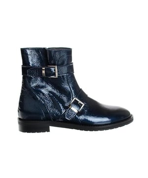 Dit item is nu in de aanbieding in onze online HIP outlet
Op zoek naar een schoen in de categorie Enkellaarzen? De Blue van HIP Shoe Style is een aanwinst voor elke schoenenkast. De schoenen van HIP Shoe Style zijn gemaakt van Lak en hebben een voering van Leer. De Blue is uitgevoerd in de kleur blauw.